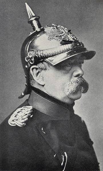 法國亞德里安鋼盔1915年/普魯士軍盔在1842年“尖頂帽”