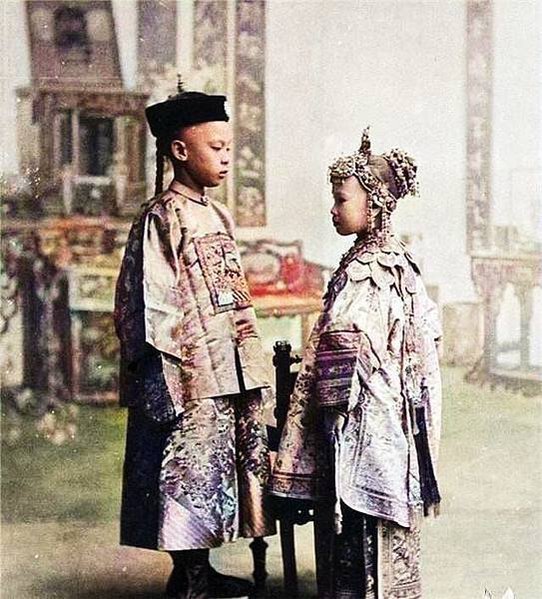 1890s年清朝廣州三品官全家在美國合照，氣勢十足+看不清他