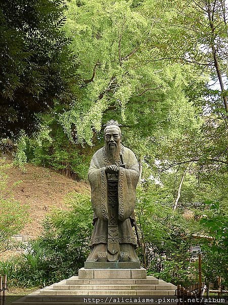 日本祭孔/日本也開始築建孔廟，較有名的有以下幾座。琉球那霸市