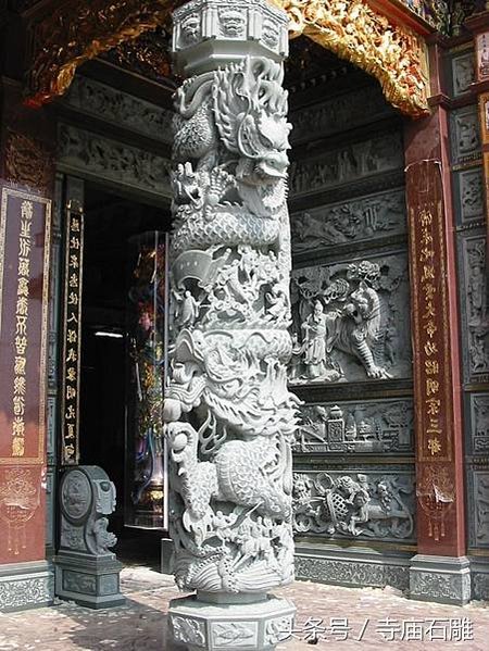 龍柱又稱「蟒柱」或「蟠龍柱」/龍柱一柱上作雙龍，稱為「天翻地