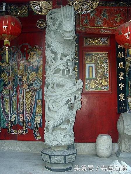 龍柱又稱「蟒柱」或「蟠龍柱」/龍柱一柱上作雙龍，稱為「天翻地
