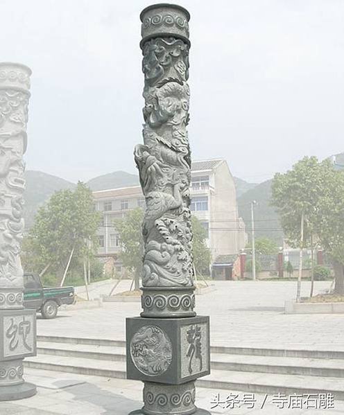 龍柱又稱「蟒柱」或「蟠龍柱」/龍柱一柱上作雙龍，稱為「天翻地