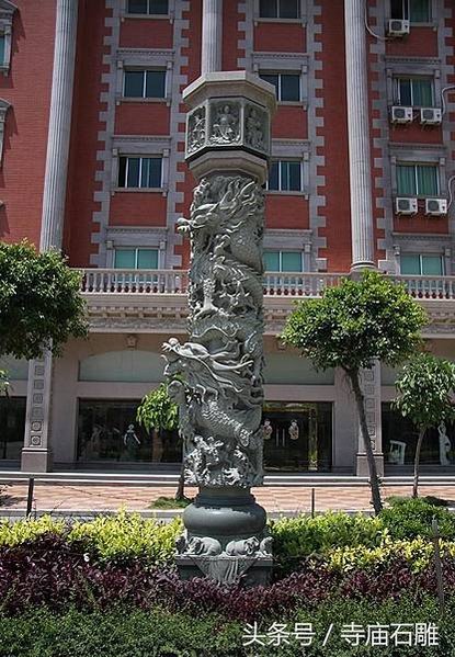 龍柱又稱「蟒柱」或「蟠龍柱」/龍柱一柱上作雙龍，稱為「天翻地