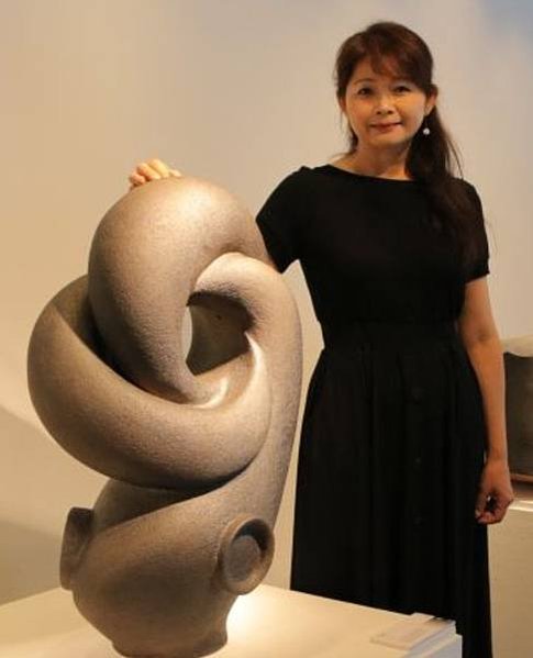 客家妹/賴羿廷運用傳統製作水缸的手擠坯古技法，結合西方美學及