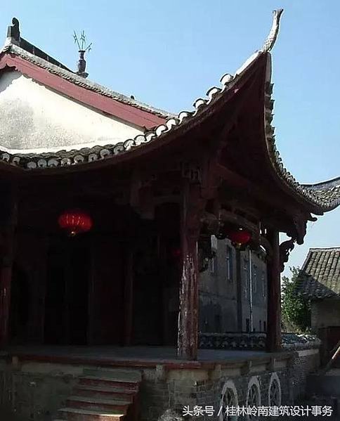唐代宮廷寺院橫向平行的相鄰支柱的距離稱為「間」，縱向相鄰支柱