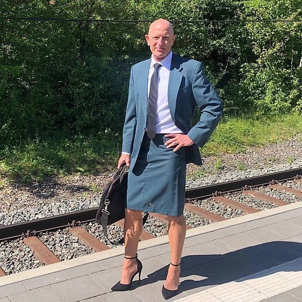 This-man-in-a-skirt-and-heels-is-breaking-taboos-questioning-standards-and-reinforcing-that-clothes-have-no-gender-5f87ee70aa9b6__880