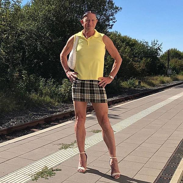 This-man-in-a-skirt-and-heels-is-breaking-taboos-questioning-standards-and-reinforcing-that-clothes-have-no-gender-5f87ee9ca6ffa__880