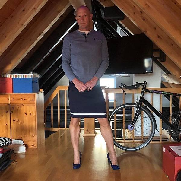 This-man-in-a-skirt-and-heels-is-breaking-taboos-questioning-standards-and-reinforcing-that-clothes-have-no-gender-5f87ee31cde50__880