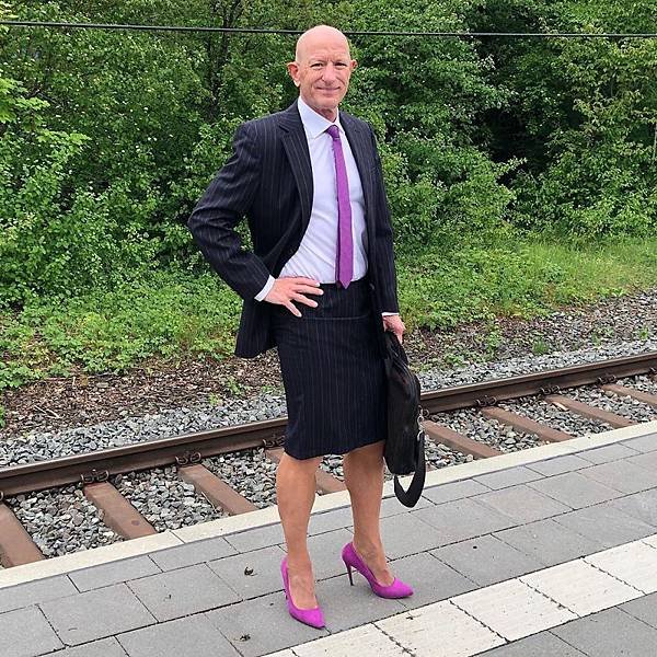 This-man-in-a-skirt-and-heels-is-breaking-taboos-questioning-standards-and-reinforcing-that-clothes-have-no-gender-5f87ee7439cc0__880