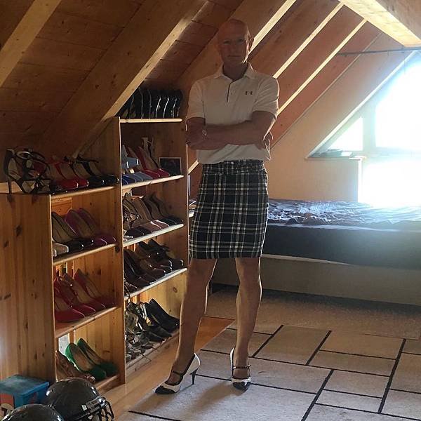 This-man-in-a-skirt-and-heels-is-breaking-taboos-questioning-standards-and-reinforcing-that-clothes-have-no-gender-5f87ee42651c0__880