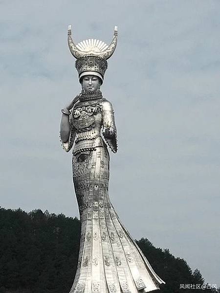 苗族女神像《仰阿莎》意為「清水姑娘」，是一首苗族長篇愛情敘事