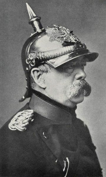 法國亞德里安鋼盔1915年/普魯士軍盔在1842年“尖頂帽”