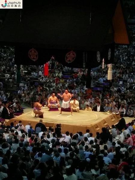 土俵是日本相撲比賽時的圓形黏土擂台-土俵上方有一個類似神社屋
