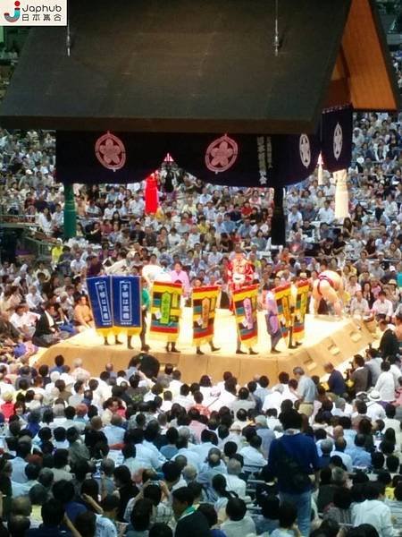 土俵是日本相撲比賽時的圓形黏土擂台-土俵上方有一個類似神社屋