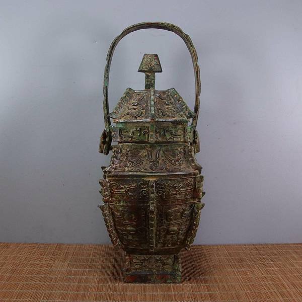 青銅卣/卣（音「友」）一種古代酒器，常見於商朝和西周時期，在