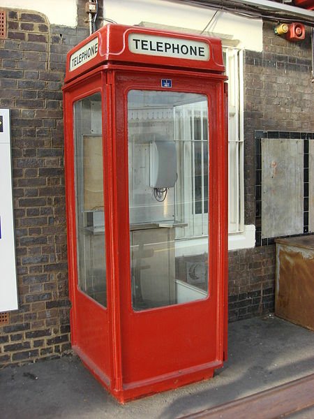 450px-K8_Telephone_Box_Amersham_station_2