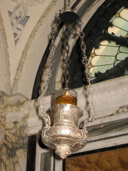 Dantes_tomb_lamp