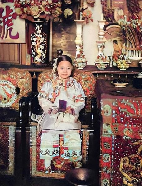清朝/纏足/放足，走路不快，時須攙扶，但仍移動自如影像