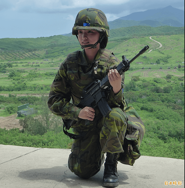 女兵踢正步/女兵短裙長槍女儀隊+在袖口加繡金色圖案，腰帶改成