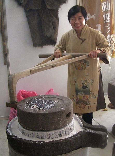 螳螂台語叫做「草猴 」，螳螂像在草叢中跳來跳去的猴子 ，小孩