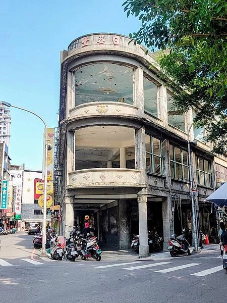 日美堂靴鞄店非歷史建築，民眾私人所有，文化局沒有相關法規限制