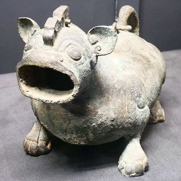 春秋時期出土青銅器中僅見的虎造型酒尊，十分罕見珍貴，通體作虎