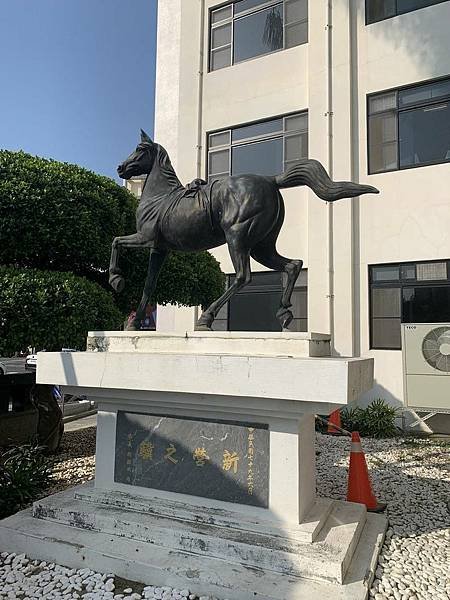 新營神社的舊址-神社神馬新營神社（建於1937年），左右各有