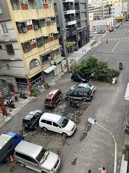 既成道路-地主放了簡易路障僅限小車通行，以致垃圾車、消防車等