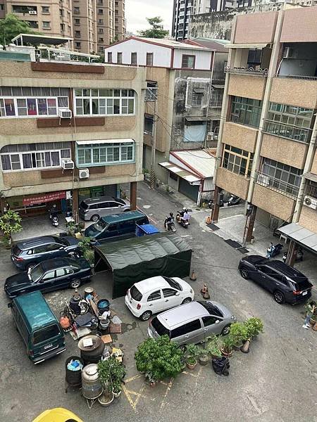 既成道路-地主放了簡易路障僅限小車通行，以致垃圾車、消防車等