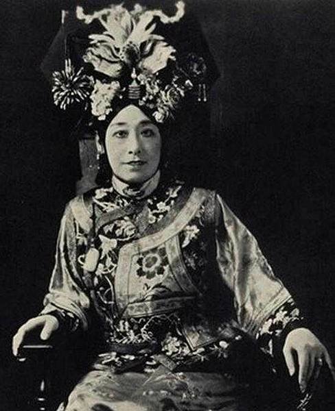 台灣女兵/女官裕容齡+裕德齡，與慈禧太后，1903年