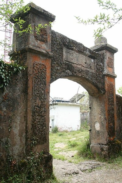 400px-尖石TAPUNG古堡(李崠隘勇監督所)_-_門口正面 (1)