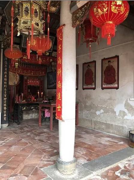 「梭柱」指上下細而中央凸的柱子，其形有如紡織機上的梭子，因為