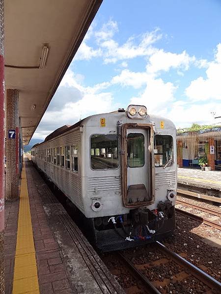 台鐵DR2700型柴油客車光華號「白鐵仔」，在1966年民國