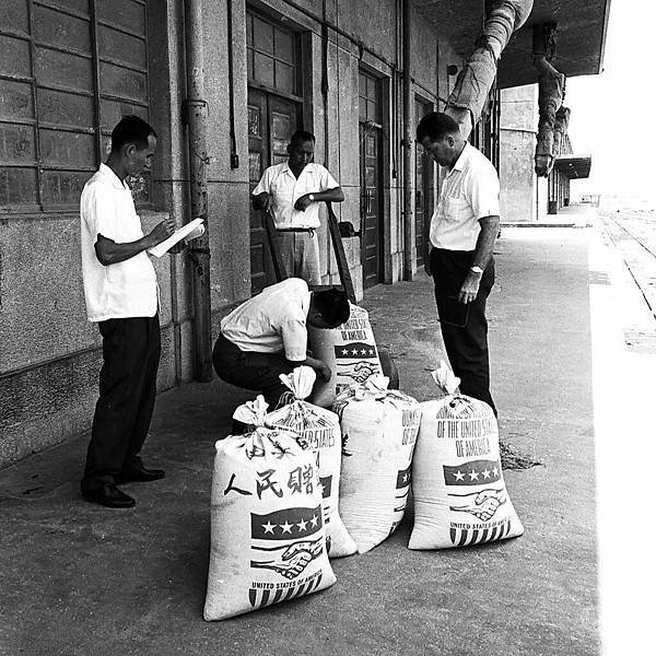 麵粉袋首次出現，是二戰後的1951-1965美援年代-美援時