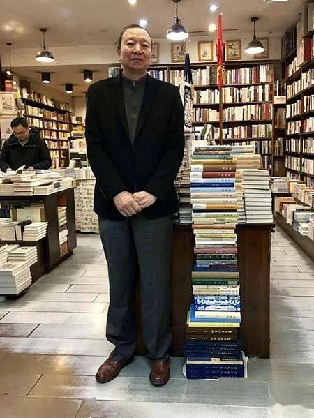 藏書家-韋力藏有古籍8000餘部7萬餘冊善本，其中宋元及以前
