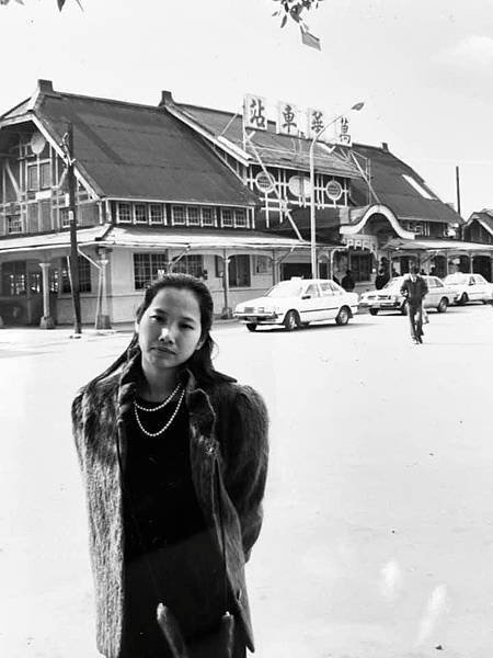 1954-1988年，台灣車輛老照片-阿嬤這種裝扮是詔安客-