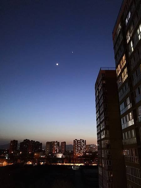 每月月初眉月伴金星-金星合月-金星伴月/月亮和一顆星星的相片