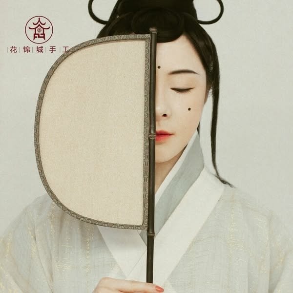 走馬章臺-比喻涉足於風月場所/刀把扇便面扇九華扇/在街上遇見