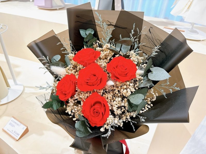 小薇花藝 新竹永生花 新竹花藝 情人節花束 求婚花束 婚禮花束 永生花 新竹花禮推薦 新竹巨城花店 (25).jpg