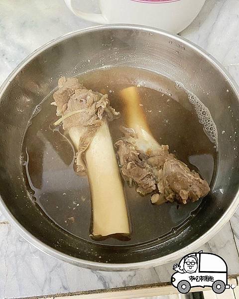 高雄市前鎮區草衙一路饅頭羊肉店~掛饅頭賣羊肉~~