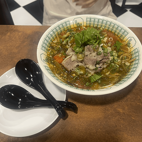 【板橋美食】小螺波|板橋店，廣西柳州螺絲粉、蕃茄酸湯肥牛粉，夠酸、夠臭、夠辣(含菜單)