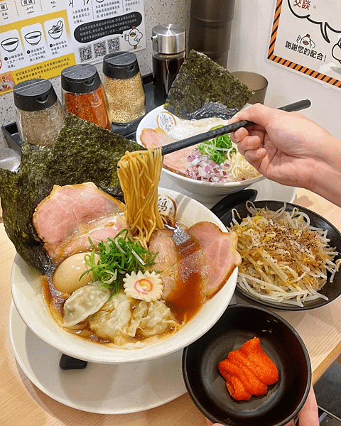 台北美食【麵屋雞金】每周限定石斑魚雞湯拉麵，有餛飩魚板的醬油