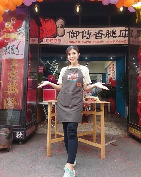 員林腿庫飯「正妹老闆娘」爆乳捧碗宣傳自家肥美產品
