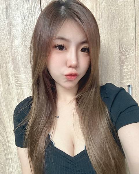 員林腿庫飯「正妹老闆娘」爆乳捧碗宣傳自家肥美產品