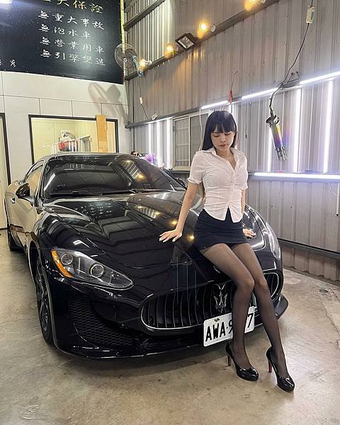 正妹業務「羊ㄦ」天天遊走「走光邊緣」，到日本觀景又包不住了！