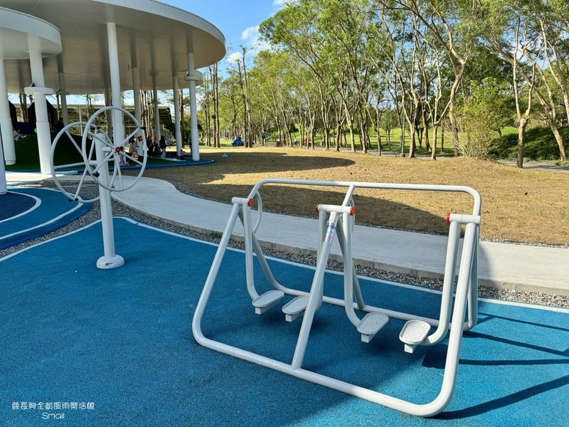 宜蘭最新最大共融式公園『薛長興樂活館』純白色半開放的雨遮空間