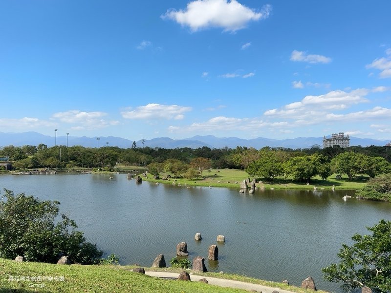 宜蘭最新最大共融式公園『薛長興樂活館』純白色半開放的雨遮空間