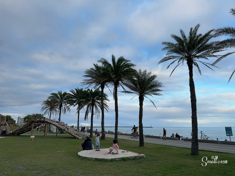 花蓮太平洋公園南濱海堤『漂流木藝術創作』驚奇點綴海岸線，成為
