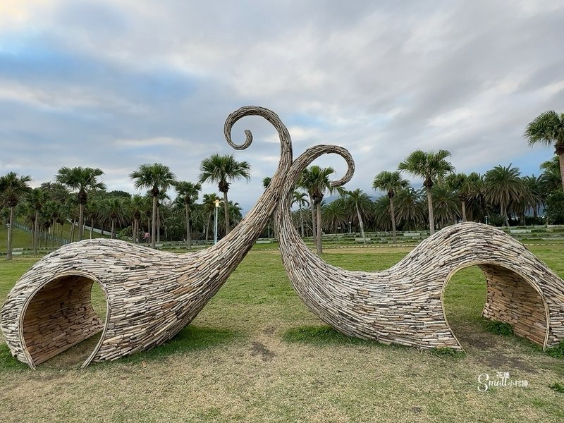 花蓮太平洋公園南濱海堤『漂流木藝術創作』驚奇點綴海岸線，成為