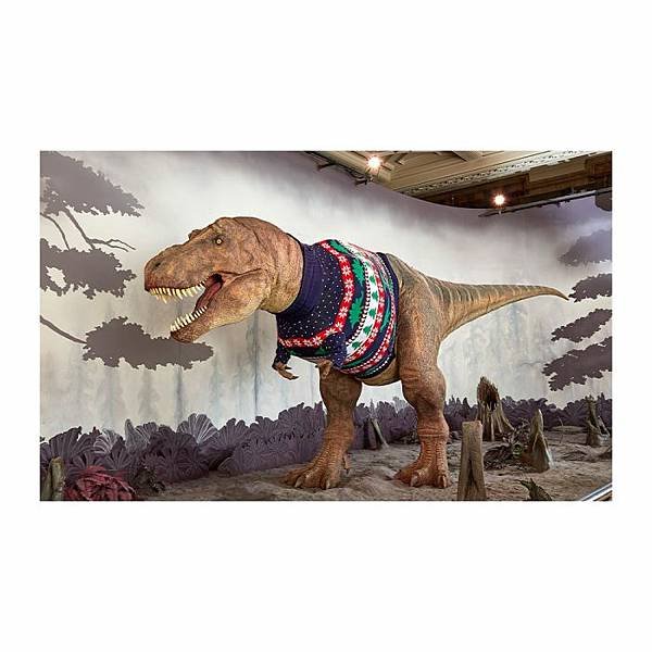 trex_with_christmas_jumper_2021_2